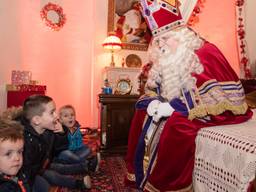 De kinderen mogen een kijkje nemen op de slaapkamer van Sinterklaas (foto: Kevin Cordewener)