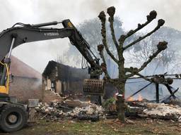 De door brand verwoeste woonboerderij in Riethoven wordt helemaal platgegooid. (Foto: Imke van de Laar)