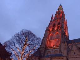 De Grote Kerk in Breda kleurt oranje. (Foto: Omroep Brabant)