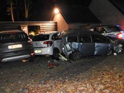 De Mercedes ramde meerdere auto's en belandde tegen de gevel. Foto: 112nieuwsonline