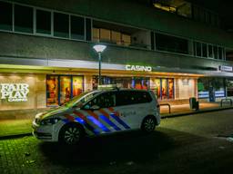 De gewapende man drong het casino binnen. (Foto: 112nieuwsonline)