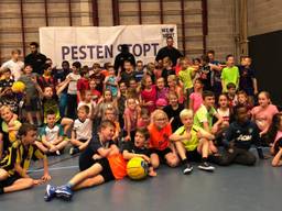 Bossche basisschool-kinderen krijgen basketballers met een missie op bezoek