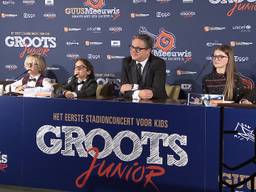 Guus Meeuwis met zijn management voor Groots Junior (Foto: Merel de Leuw)