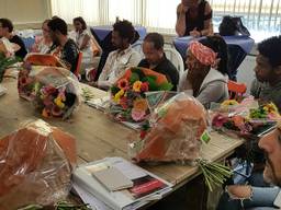 Bloemen voor de inburgeraars die startten met de cursus