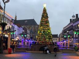 Ieder uur komt de stem van Careltje uit de grote kerstboom in het centrum van Breda. (Foto: Edwin Vossen)