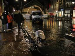 De brandkraan brak af. (Foto: Harrie Grijseels/SQ Vision)