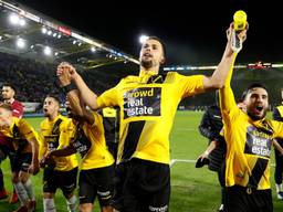 Feest bij de spelers van NAC na de zege op Heerenveen (foto: VI Images).