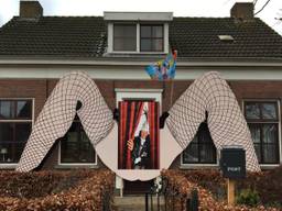 Commotie in Liessel om vrouwenbenen voor het huis van carnavalsprins.