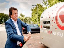 Robert ten Brink bij de caravan van All You Need is Love (Foto: ANP)