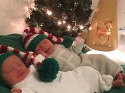 Florence en Samira (geen familie) waren het cadeautje bij de kerstboom.