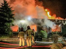 Het chalet brandde uit. (Foto: 112nieuwsonline)