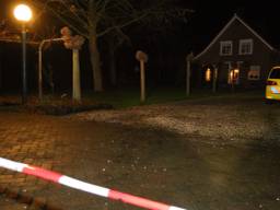 De bewoner raakte lichtgewond bij de woningoverval (foto: Bart Meesters/Meesters Multi Media).