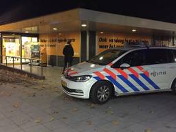 De politie bij de supermarkt. (Foto: Hans van Hamersveld