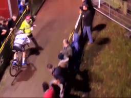 Van der Poel botste op een steward.