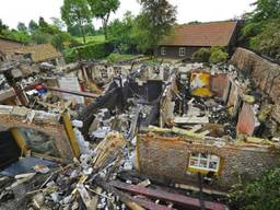 De woonboerderij van Leo Aarden brandde in 2014 volledig af. (Foto: Rico Vogels).