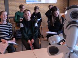 Robot Nao houdt als docent zijn klas bij de les en de scholieren vinden het prachtig