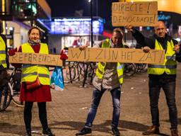 Vier Nederlandse 'gele hesjes' protesteerden in Tilburg. (Foto: Jack Brekelmans)