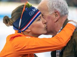 Ireen Wüst met haar vader, na de gouden rit. Foto: OrangePictures.