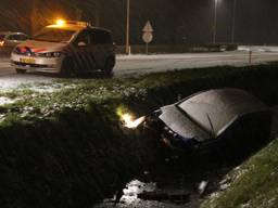 In Dongen schoof een auto de sloot in. (Foto: Jeroen Stuve)