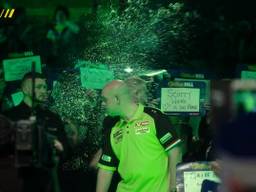 Van Gerwen krijgt de volle laag. (Foto: twitter RTL7darts)