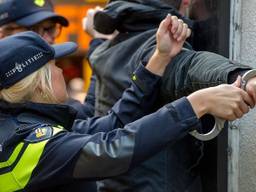 De agressieve bewoner bedreigde ambulancepersoneel en de vrouwelijke bewoner van een pand aan de Lokert in Heeze. (Foto: politie)