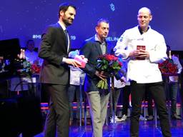 Thijs Berkers (rechts) van Oonivoo ontvangt de nieuwe restaurantgids voor 2019 van Michelin (Foto: Robèrt Cooijmans)