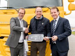 Harry Wolters (DAF Trucks, links), Willem van der Leegte (VDL Groep, rechts) en Frits van Eerd (Jumbo). (Foto: VDL Groep)