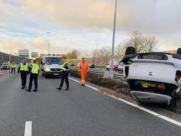 Een auto sloeg om vlakbij een lichtmast (Foto: AS Media)