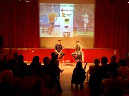 Topsporters Rick van den Hurk en Marcel Balkestein zaten donderdagavond op het Rythovius College in Eersel.