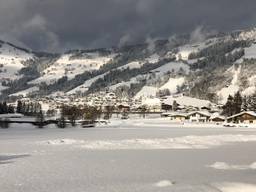 Beelden van de sneeuw in Tirol bij de familie van de Kasteele.