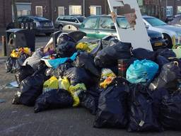 Stapels bijgeplaatste vuilniszakken in Tilburg.
