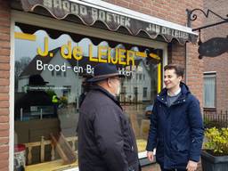 Raadslid Remco van Dooren in gesprek met een bewoner van Acht over het verdwijnen van de laatste winkel (Foto: Collin Beijk)