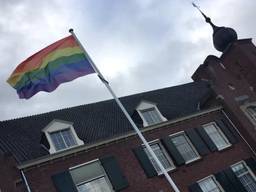 De regenboogvlag werd gehesen in gemeente Geertruidenberg (Foto: Kevin van Oort)