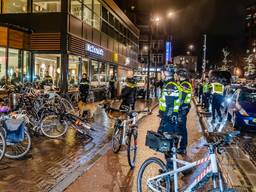 De politie sloot de McDonald's hermetisch af. (Foto: Jack Brekelmans)