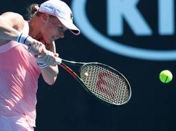 Kiki Bertens in actie in haar eerste wedstrijd op de Australian Open. (Foto: ANP)