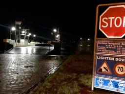 De auto raakte te water bij de veerpont tussen Vierlingsbeek en Bergen. (Foto: Hannelore Struijs/Omroep Brabant)