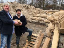 Initiatiefnemers Pieter Pronk (l) en Klaas van Eijkeren in de loopgraven in Den Bosch.