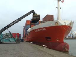 Een containerschip van A2B-Online in de zeehaven Moerdijk. (foto: Raoul Cartens)
