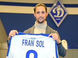 Fran Sol met zijn eerste Dynamo Kiev-shirt (foto: Dynamo Kiev).