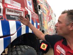 Arjan Otjens met de gehavende Firemen-truck.