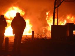 Een autobrand in de nieuwjaarsnacht (Foto: Joost Korporaal/FPMB).