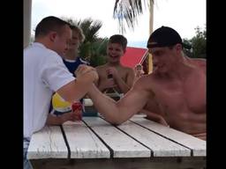 Daan (18) en Rico Verhoeven tijdens een potje armworstelen op Curaçao (beeld: Daan Verhoof)