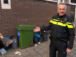 Wijkagent Cees komt afval tegen op het Verdiplein in Tilburg.