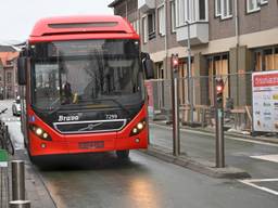 De bus is tegen het automatische paaltje gebotst (foto: Tom van der Put/SQ Vision Mediaprodukties).