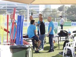 Wesley Sneijder in gesprek met Bert van Marwijk en John de Jong. Foto: VI Images.