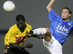 Den Bosch-speler Charlie van den Ouweland in 2005 in duel met Roda-speler Pa Modou-Kah (foto: ANP).