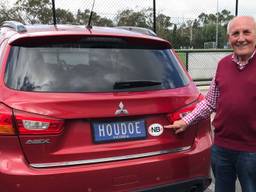 Vol trots toont Michael Gijsberts zijn Australische auto: 'Houdoe'. (Foto Twitter: @joost_fishbook)