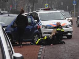 De auto werd met daarin de vrouw werd achtervolgd en geramd. (Foto: Jozef Bijnen SQ Vision Mediaprodukties)