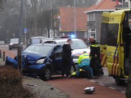 De bestuurster raakte gewond (foto: Jozef Bijnen, SQ Vision Mediaprodukties).