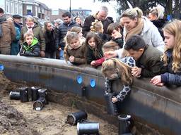 Kinderen begraven hun speelgoed in bronzen Emmers. (foto: Raymond Merkx).